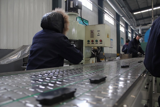 看完这些刹车片的制作过程,才知道挑选的时候应该注意什么!