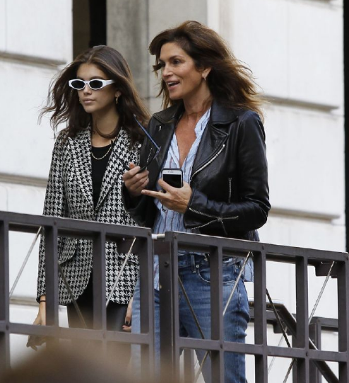 kaia gerber妈妈辛迪·克劳馥(cindy crawford),1966年2月20日出生于