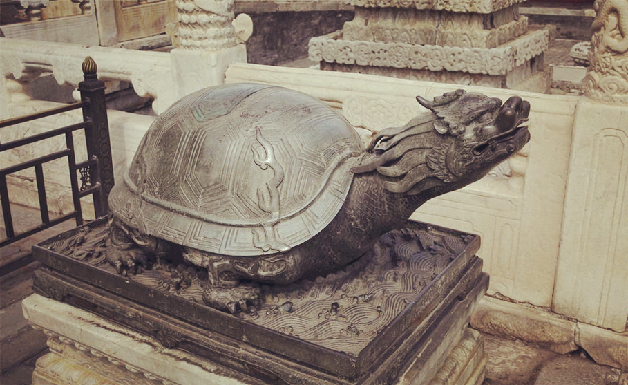 《淮南子》:"羽嘉生飞龙,飞龙生凤皇,凤皇生鸾鸟,鸾鸟生庶鸟,凡羽者生