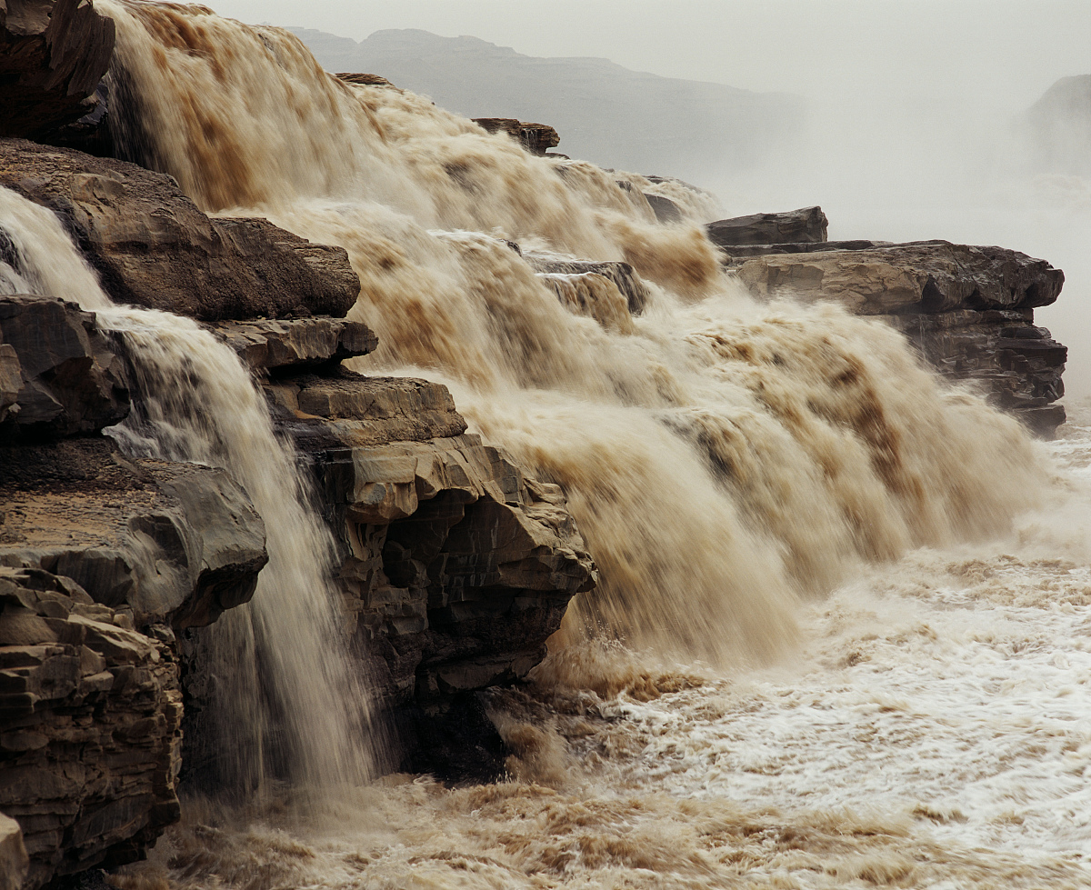 黄河之水天上来, 奔腾不息入海怀. 千层浪涌撼天地, 万古流长映日辉