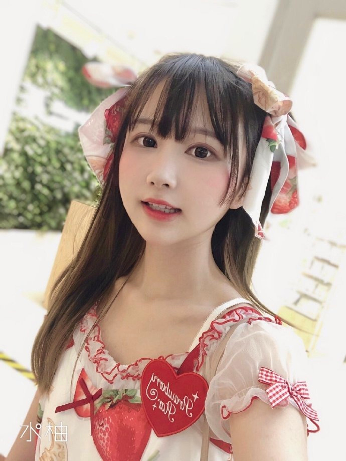 国内知名coser:矮乐多cos爱酱,坐姿优美表情可爱,堪称爱酱附体