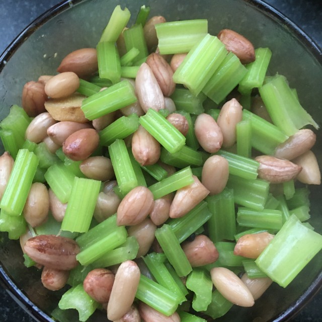芹菜拌花生米,清爽解腻