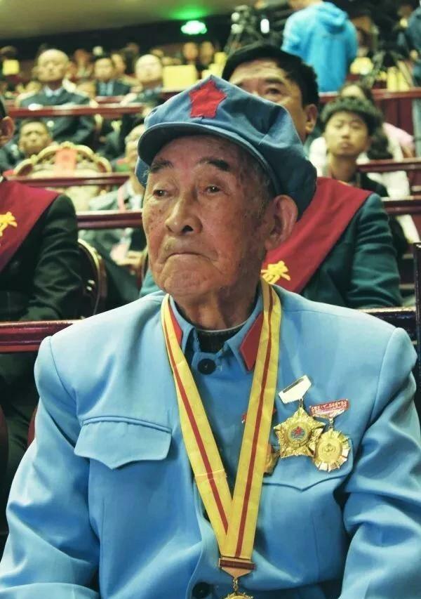 老人的4个儿子说,只知道父亲打过鬼子,立过功,但