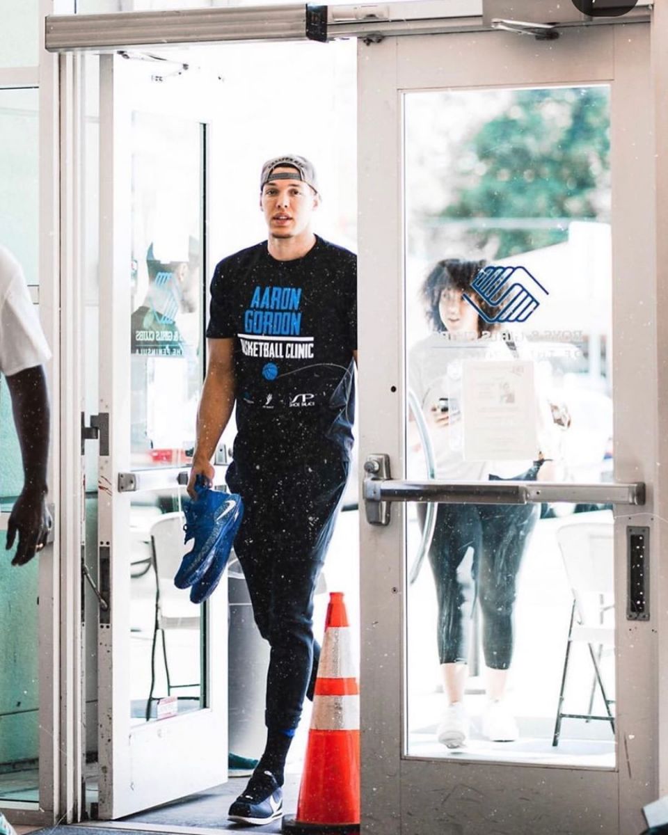 阿龙-戈登晒自己健身房照片:认清那些无法保护你的人