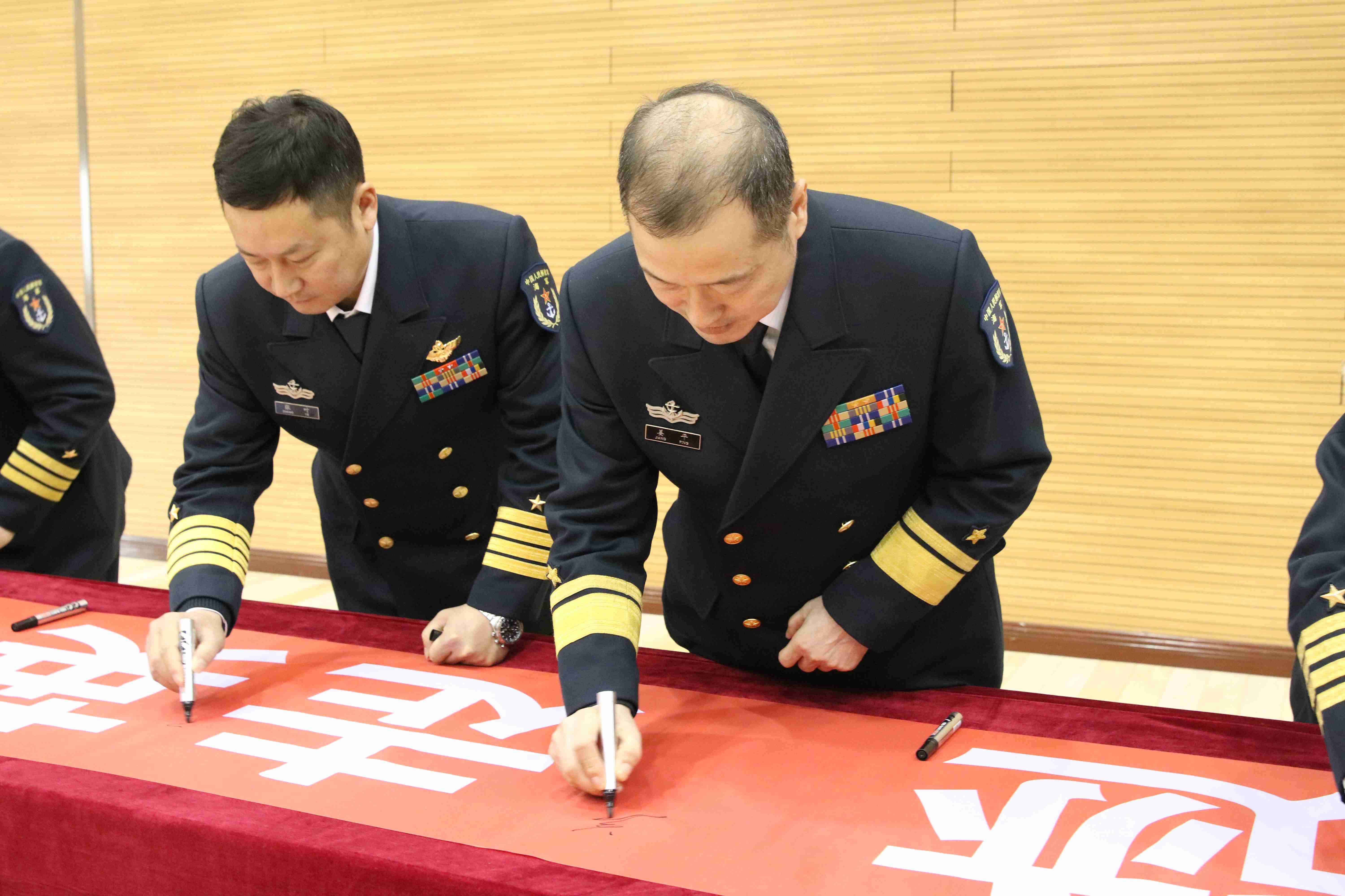 北部战区海军航空兵某部组织悬挂全军挂像英模画像