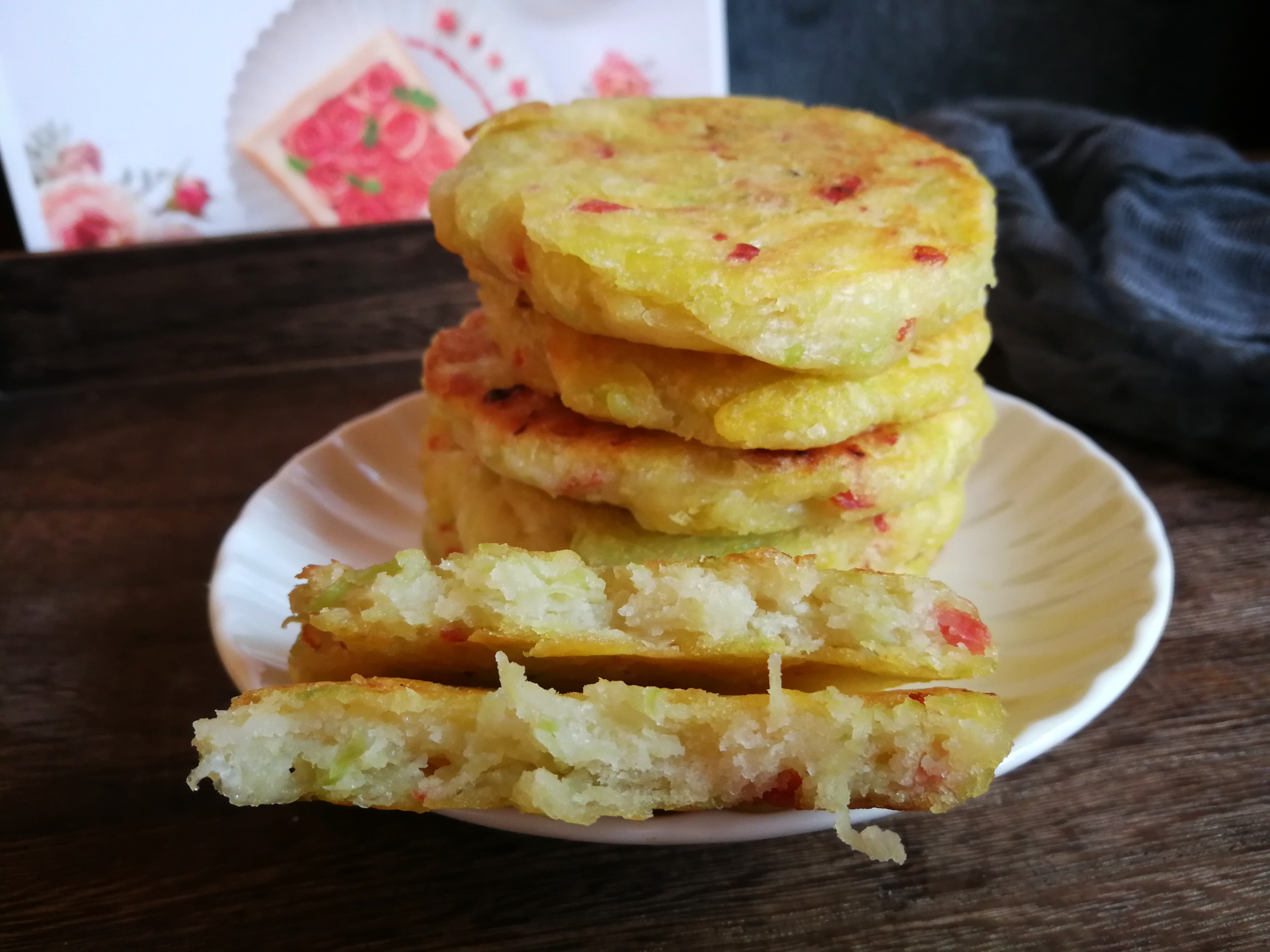 将青萝卜丝,挤干水分,加入面糊中,香肠丁也放进去.