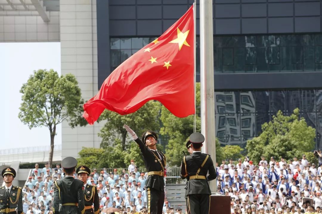 驻澳门部队举行升国旗仪式庆祝澳门回归祖国十九周年