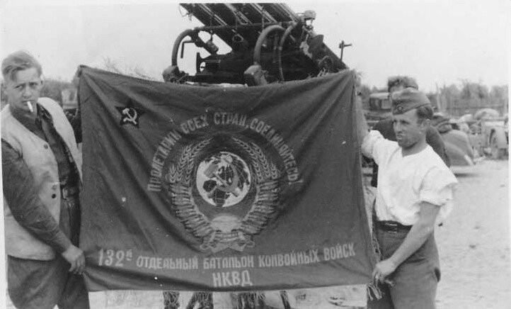 德军展示缴获的苏军nkvd护卫部队第132营的旗帜