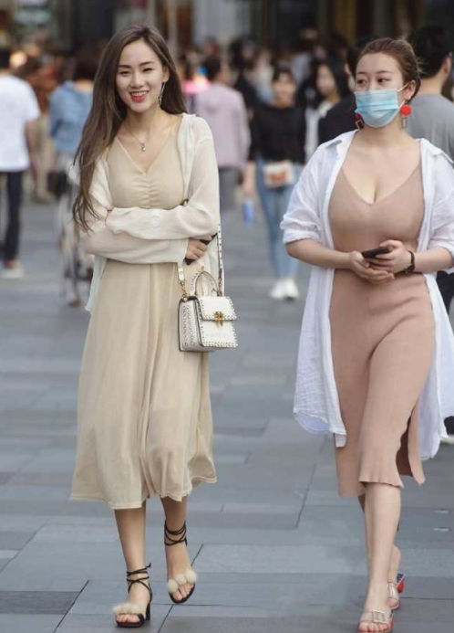 街拍:丰腴性感的少妇,低胸吊带紧身裙显傲人曲线,尽显