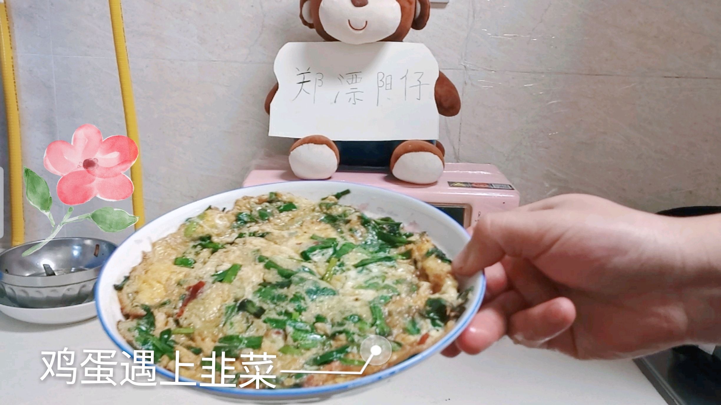 韭菜洗净切小段,鸡蛋破壳后在碗里打匀,油锅烧热……