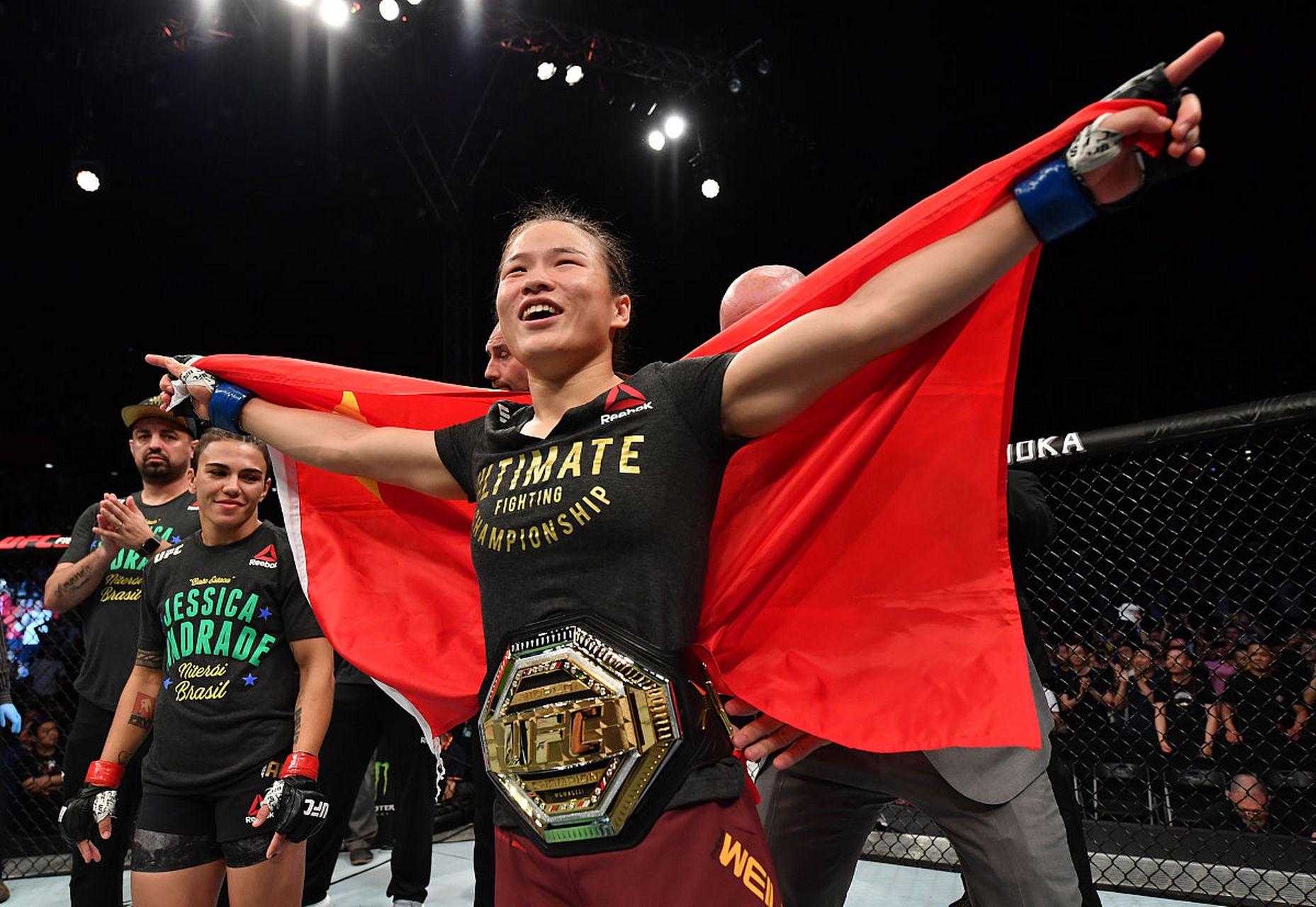 今天结束的综合格斗ufc261一场联合主赛,张伟丽首回合惨遭罗斯·娜玛