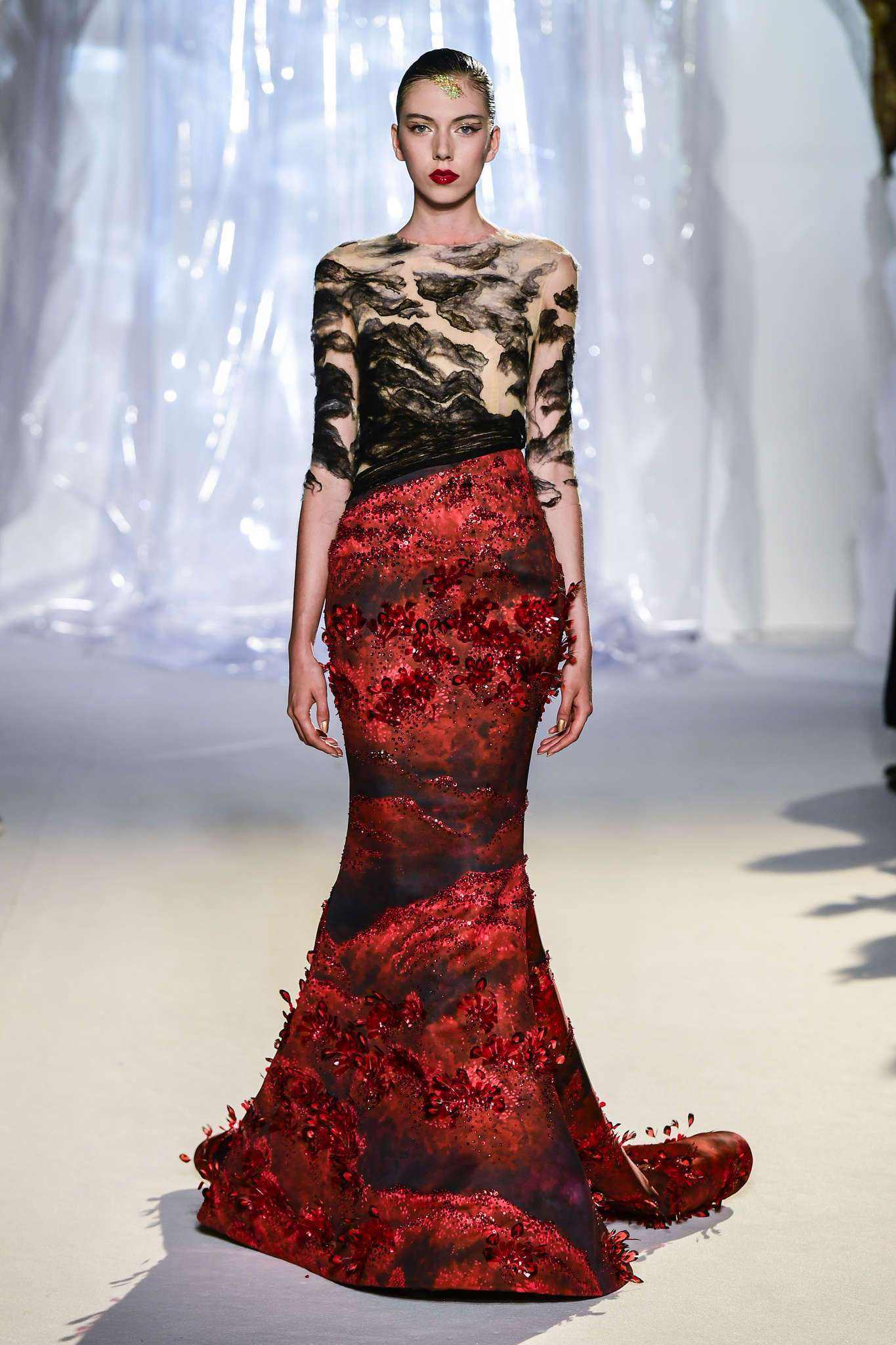 亮丽的红,是热情,是奔放,是性感,是娇艳,一体成型的红色新娘装束