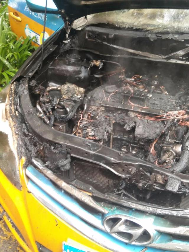泸州一出租车起火 发动机舱烧毁严重