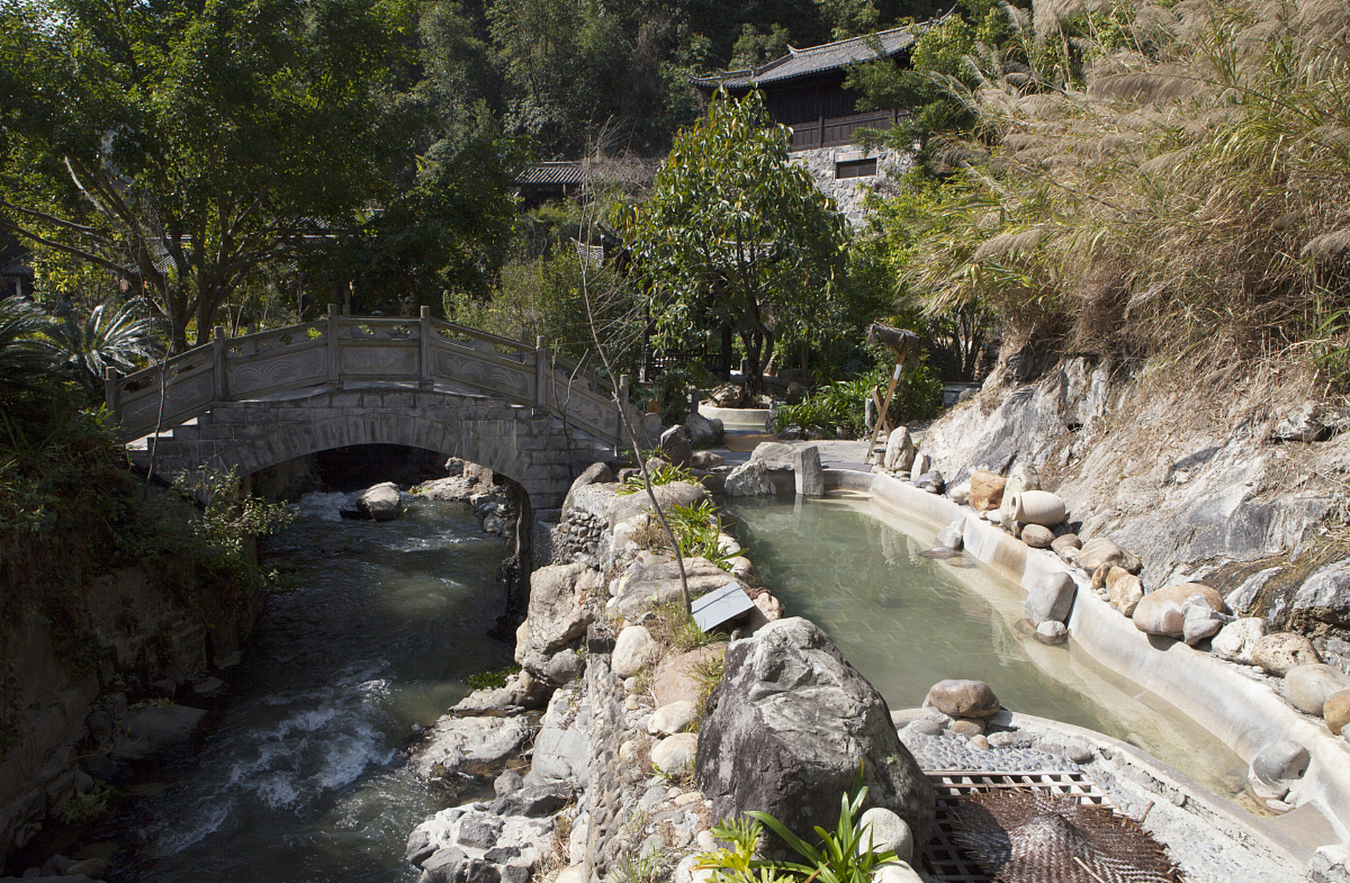 这一宝石般的秘境位于浙江龙泉市宝溪乡的溪头村,距离市区50公里,地理