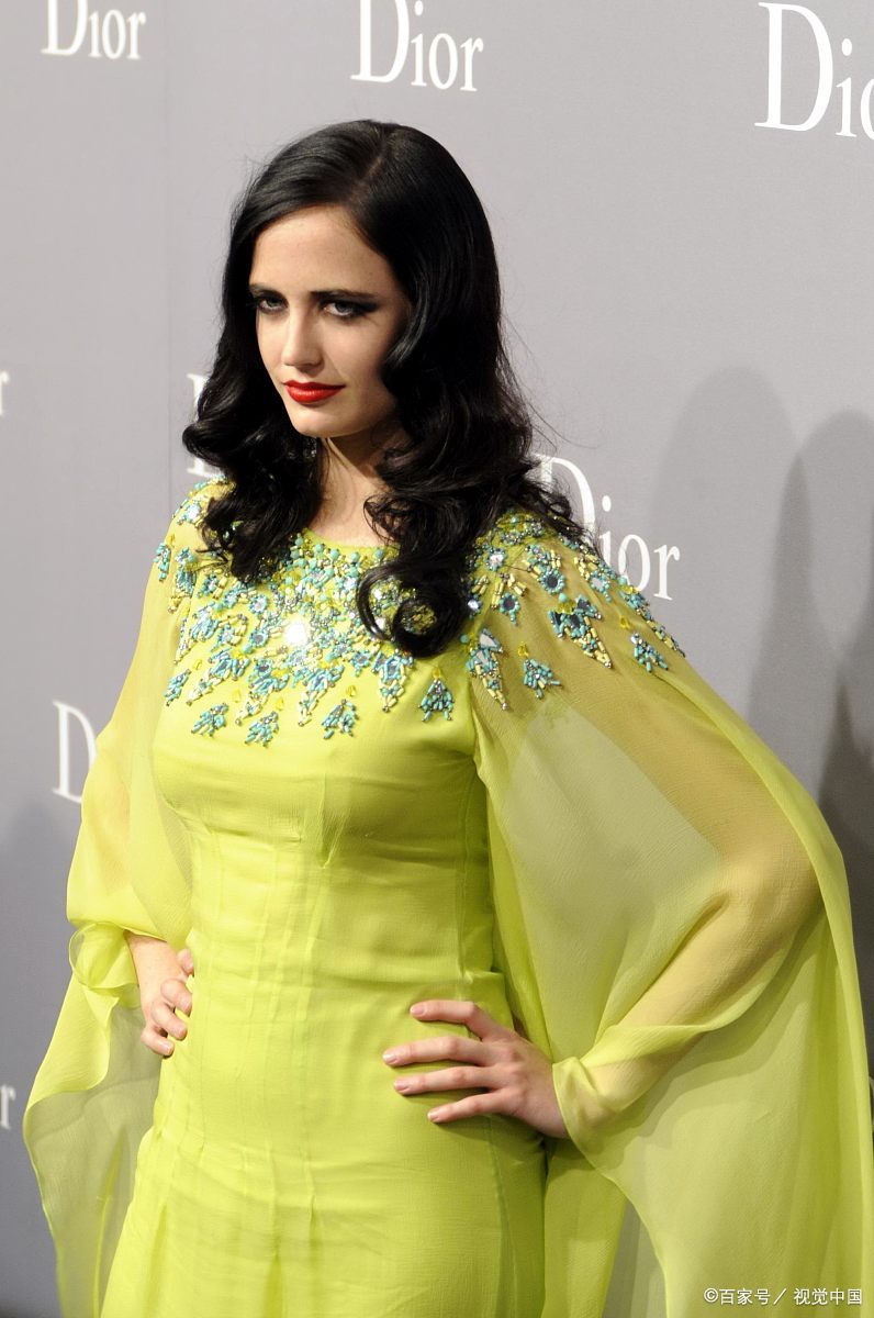 一身黄色长裙的伊娃格林