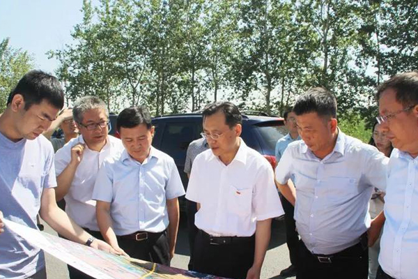 尚日红深入屯留区国道208线公路改扩建工程现场办公