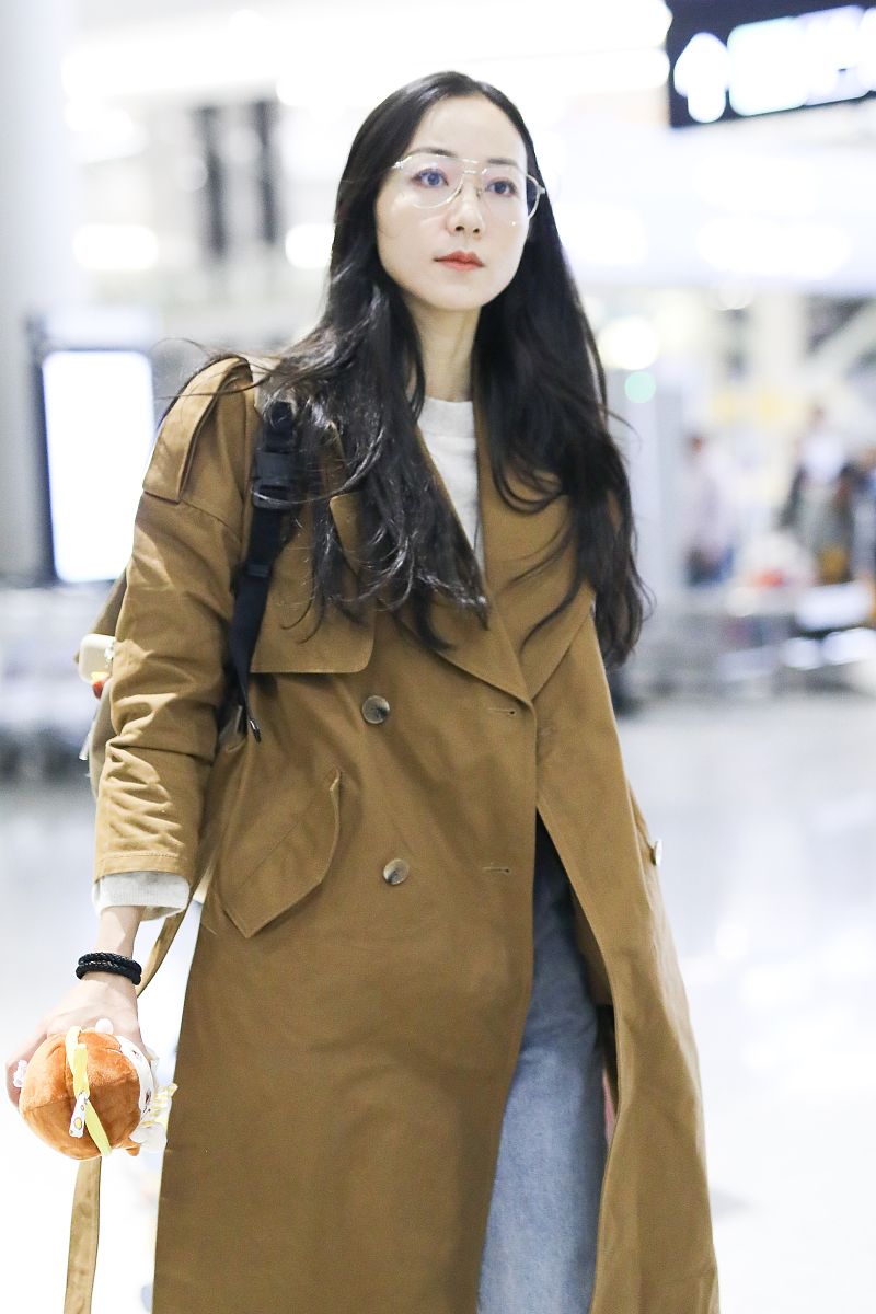 韩雪街拍:风衣搭配毛边牛仔裤 厚底短靴秋意浓