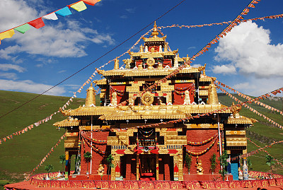 西藏昌都芒康县藏传佛寺的样子,真的很喜欢这个建筑,很好看