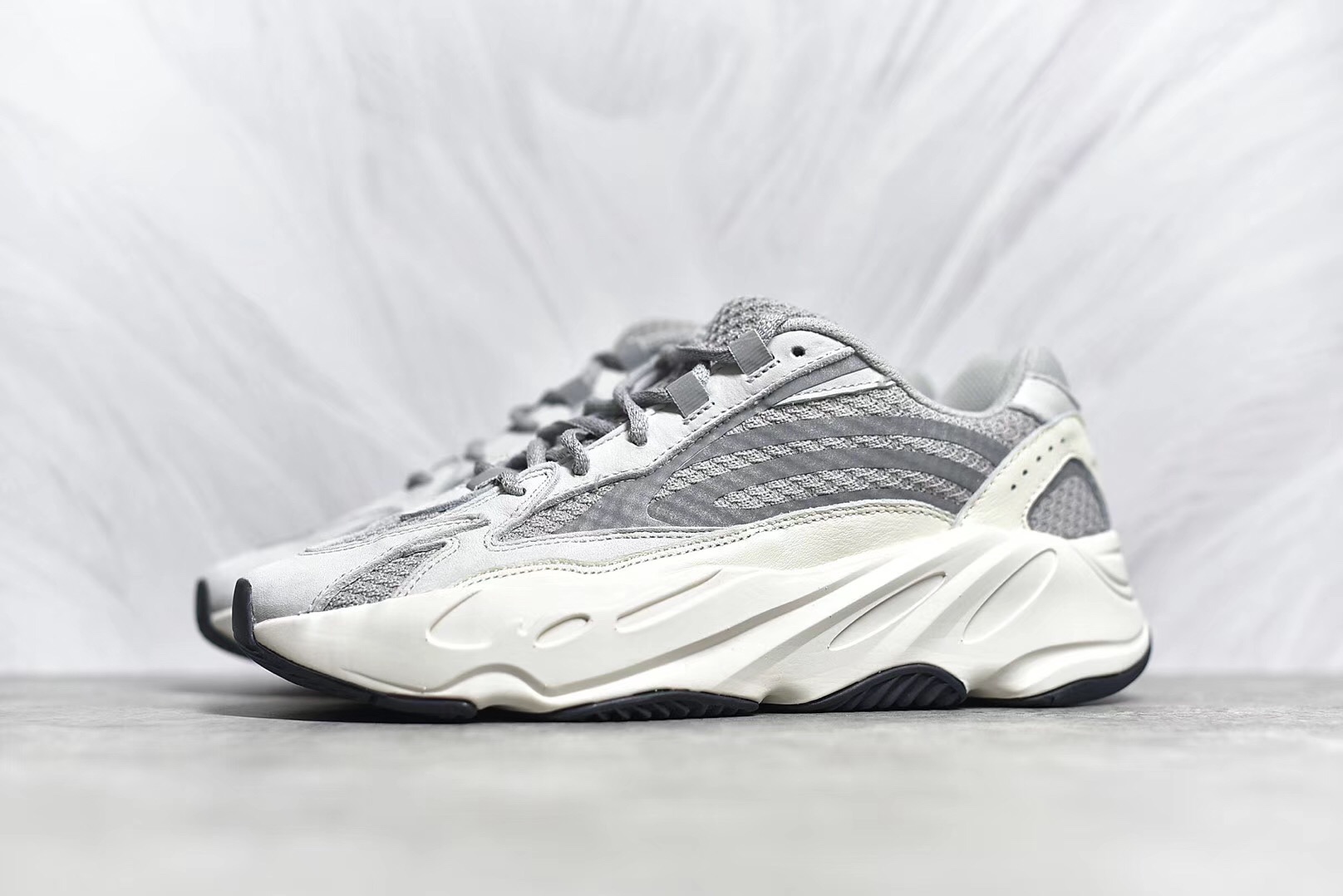 yeezy700v2 static在今年正式發售發售以來還是很給力的從顏色上來說