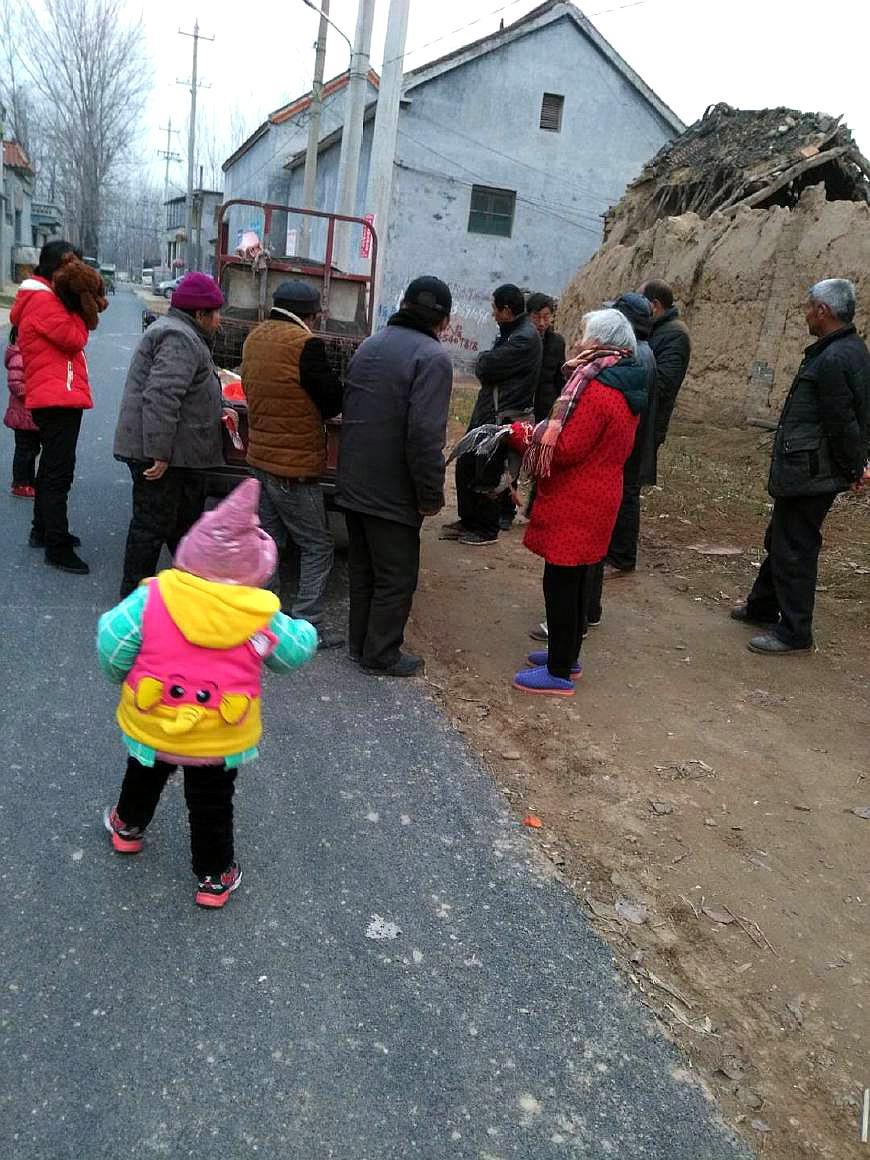 农村元旦刚过,卖活禽的进村了,勾出孩子们的好奇心