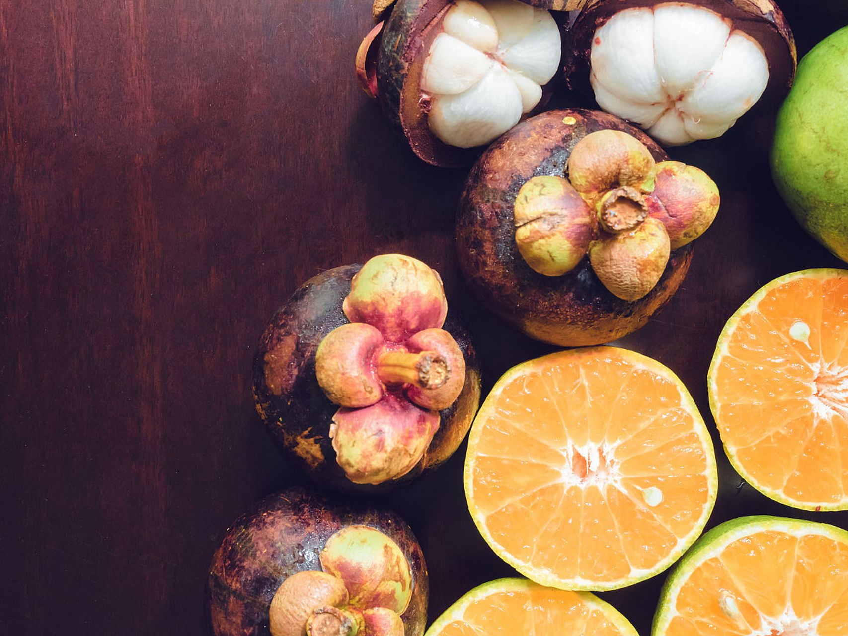 山竹和柑橘都是生活中比较常见的水果,前者含有维生素a,维生素c