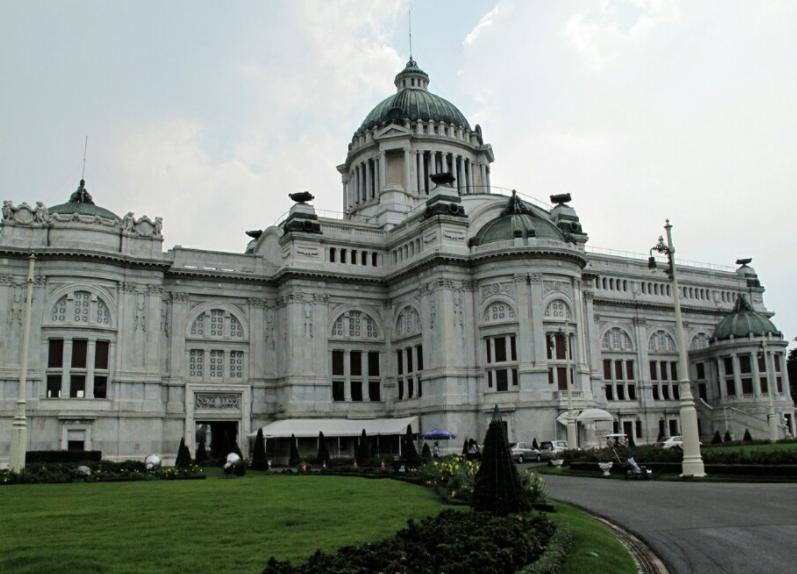旅游:曼谷旧国会大厦旅游,一座典型的白色欧式建筑!