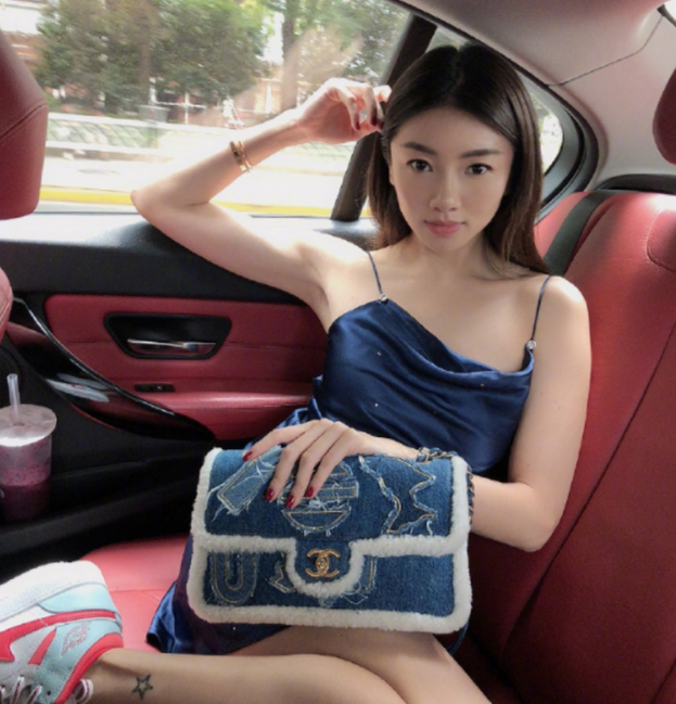 郑恺前任程晓玥,穿性感服装在豪车中开启自拍模式,画面十分养眼