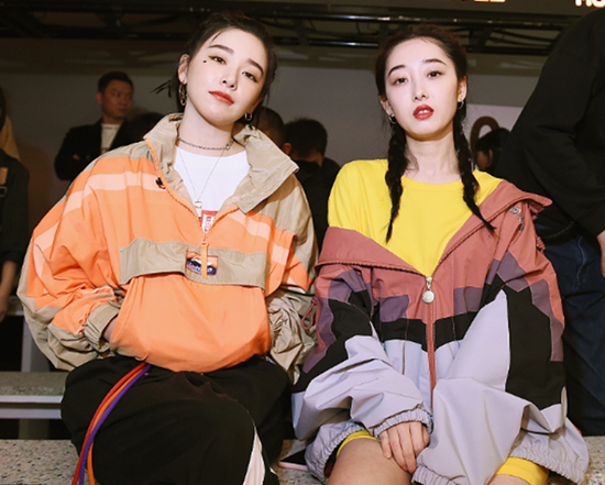 阚清子蒋梦婕姐妹花同台看秀,酷girl和辣妹你更爱谁?