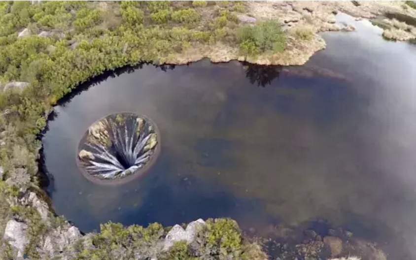马尾瀑布(horsetail fall)位于美国加利福尼亚州优胜美地国家公园内