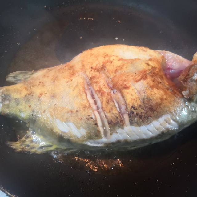 第4步,不粘锅烧热倒入玉米油,放入桂鱼,煎至两面偏黄.