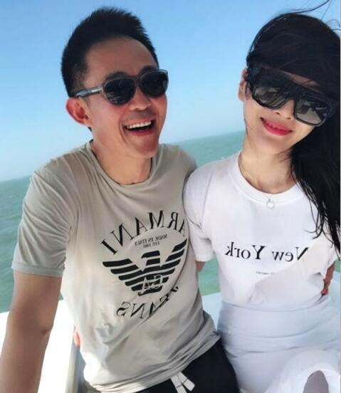 国家一级演员,三婚低调娶90后老婆,如今53岁成人生赢家!