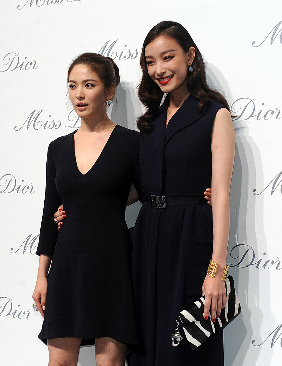 倪妮和宋慧乔的合影,我就想知道,倪妮的裤子这么长,走路会不会踩到[左