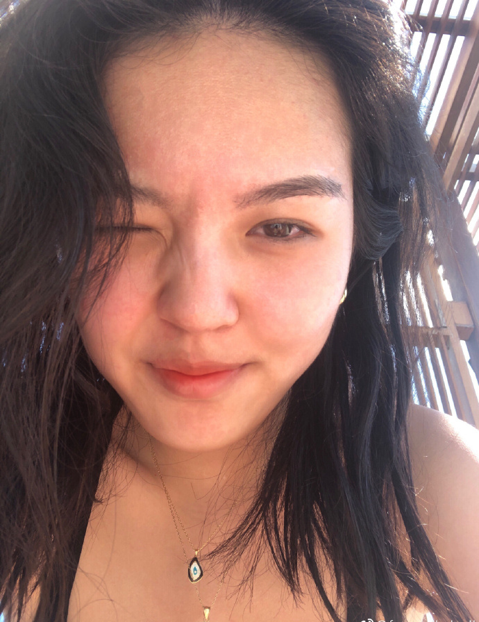 李咏妻女海外度假,法图麦发性感泳装照,哈文言语间透露深深的爱