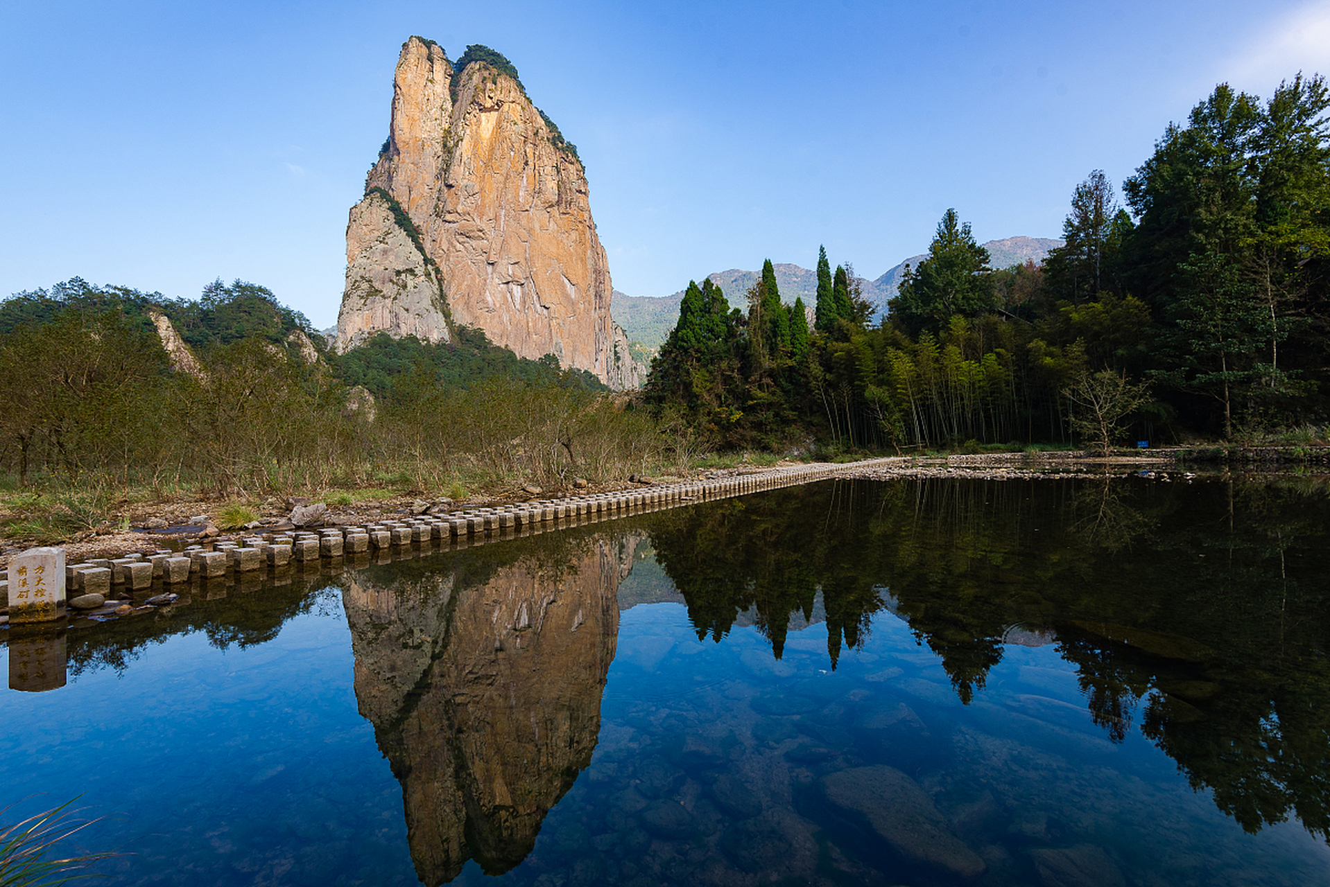 石桅岩位于楠溪江东北方向,是一处不容错过的自然景观.