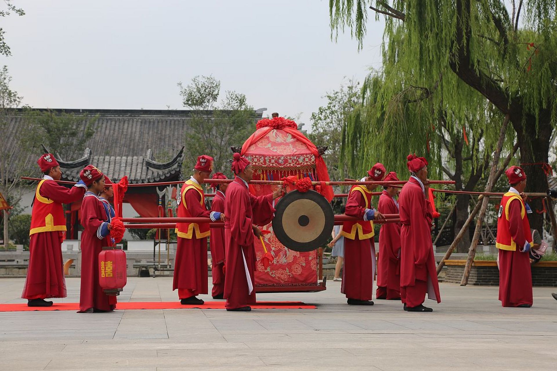 女孩嫁进男家后,称小女婿为弟弟