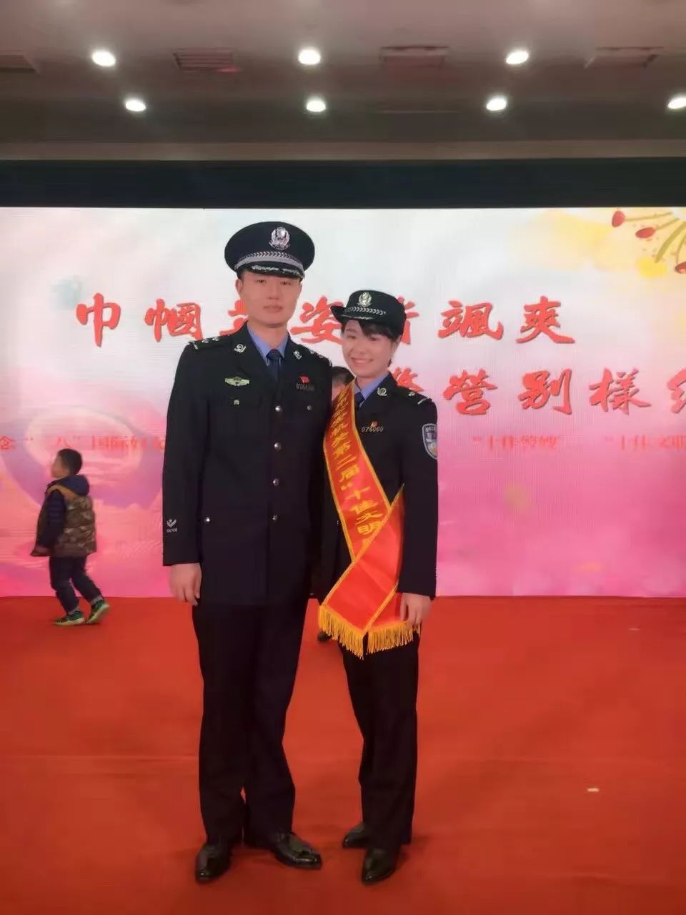 曾经,赵林头戴国徽,手持利剑,惩恶扬善的光辉形象鼓舞着她义无反顾地