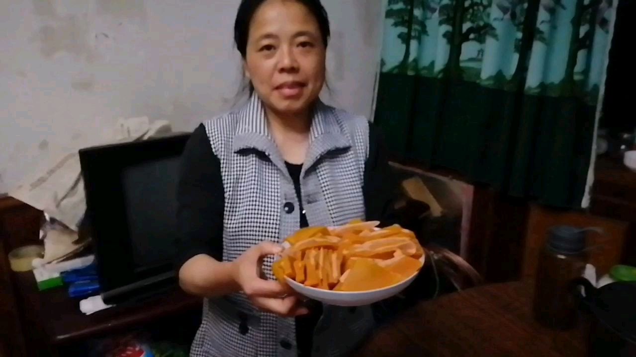 火腿肠蒸老南瓜,香甜香甜的,闻着口水都流出来了