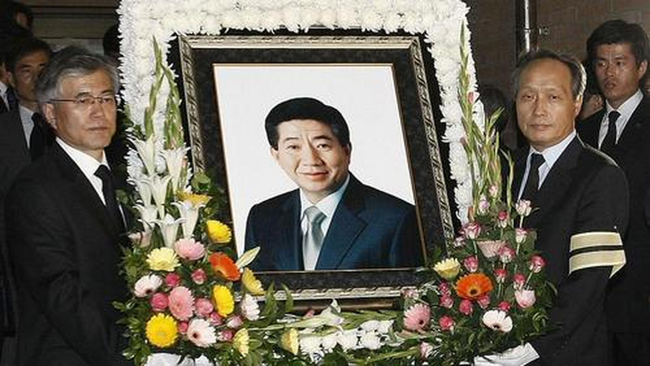 韩国前总统卢武铉于200您,按5月23日清晨在家乡峰下