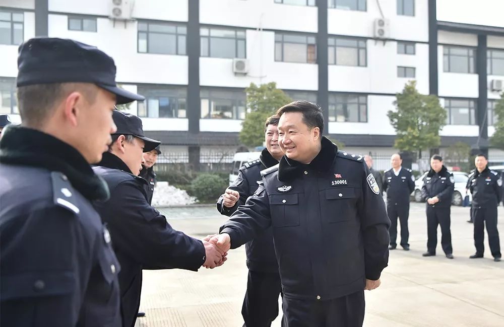 张轩慰问基层一线执勤民警