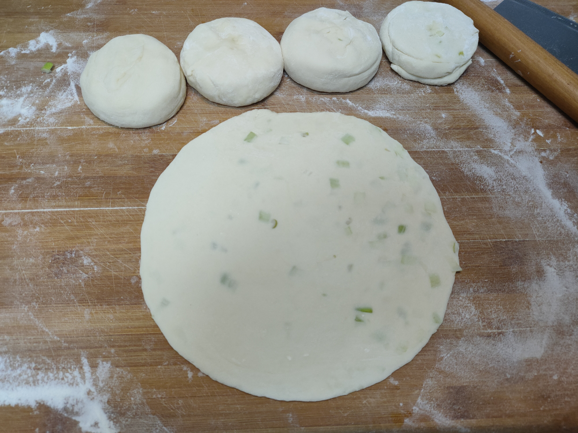 做烙饼,开水烫面还是凉水和面?都不对,教你正确做法,柔软好吃