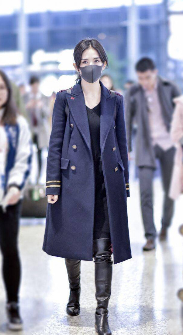 被吐槽衣品不佳的谢娜,紫色袜子搭配松糕鞋,让人无法直视