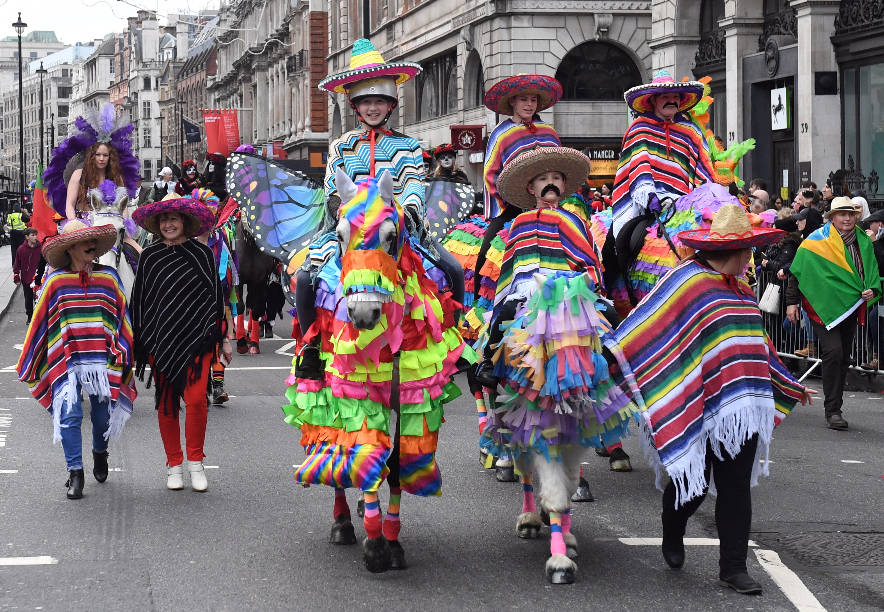 (2)伦敦举行新年游行