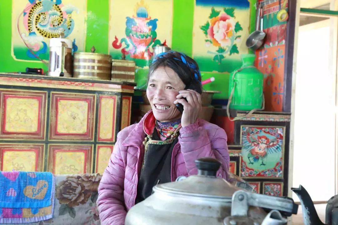 次湖龙村民的贴心人——记浪卡子县伦布雪乡次湖龙村支书巴桑卓嘎