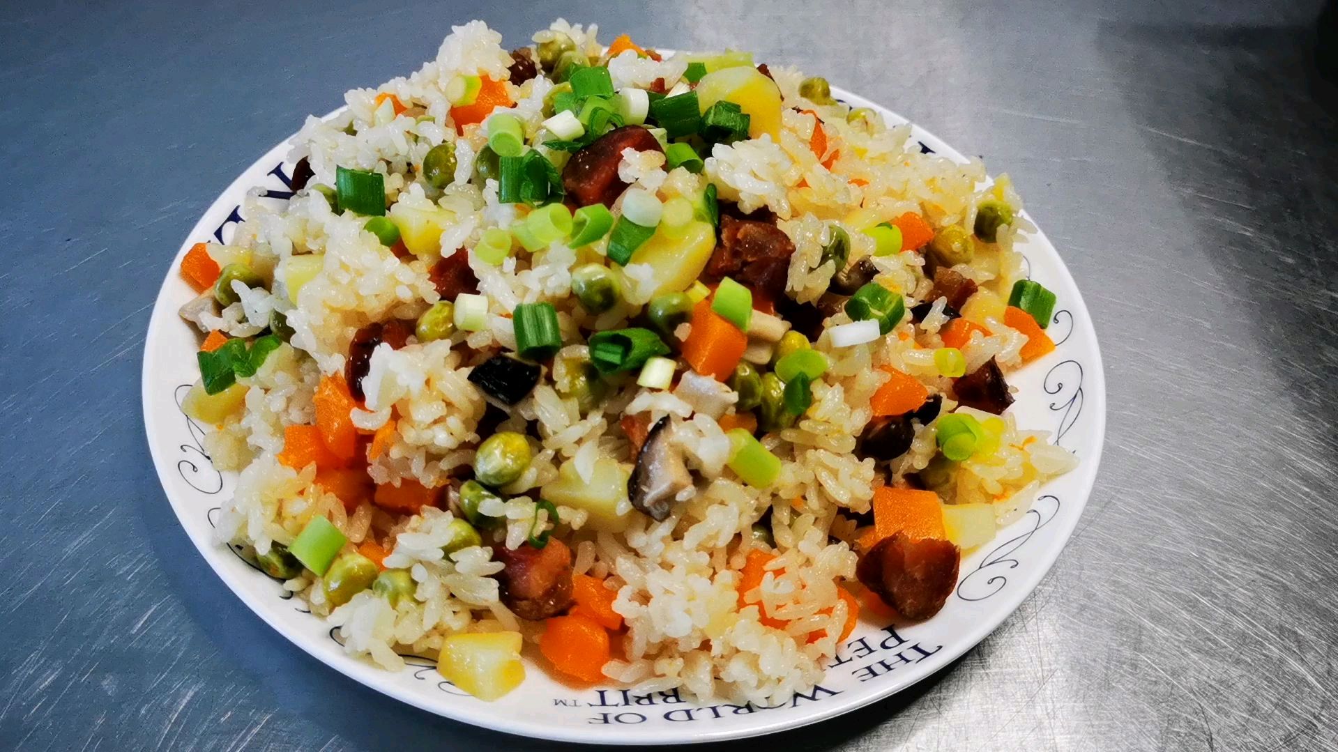 电饭锅做的腊肠焖饭,不到10分钟就准备好一顿饭,是不是很快