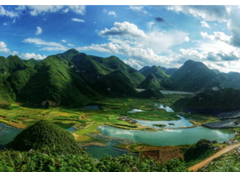 八宝地形复杂多样,山地,盆地,河谷,丘陵兼面有之,海拨在1100—1300米