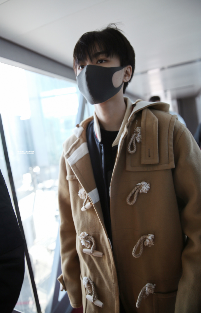 王俊凯戴黑色口罩穿卡其色长款大衣现身机场,穿的非常保暖了