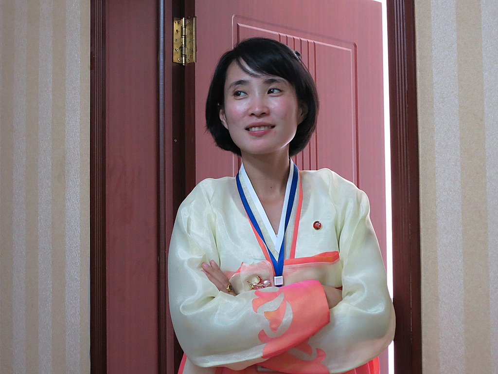 图为一名短发朝鲜女导游,笑起来的她很淳朴.