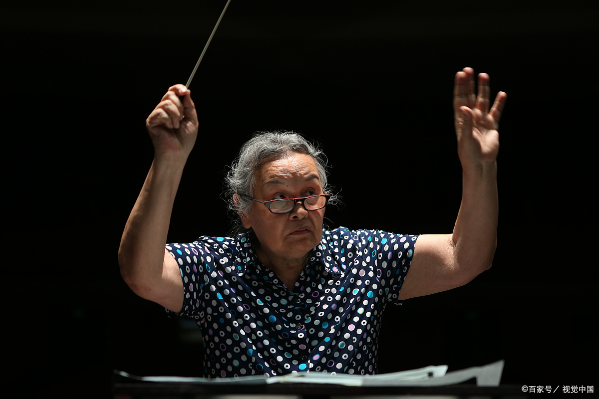 9旬女指挥家郑小瑛给女性的寄语:先自强自立再谈自尊