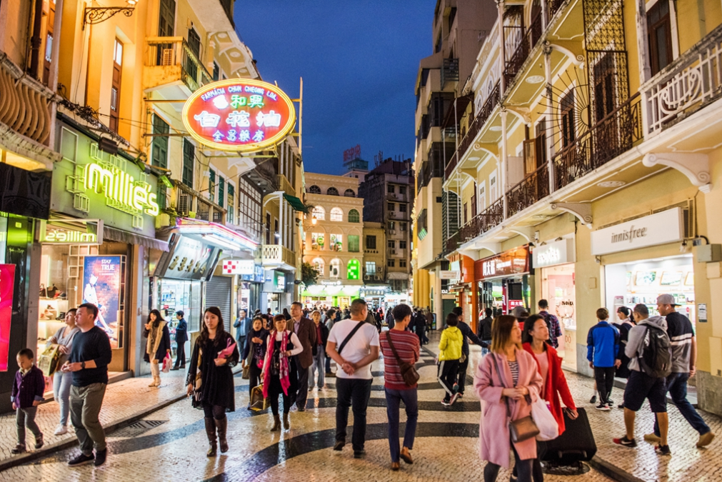 实拍澳门街景,当铺和钟表店成行成市,知名地段密密麻麻都是人!