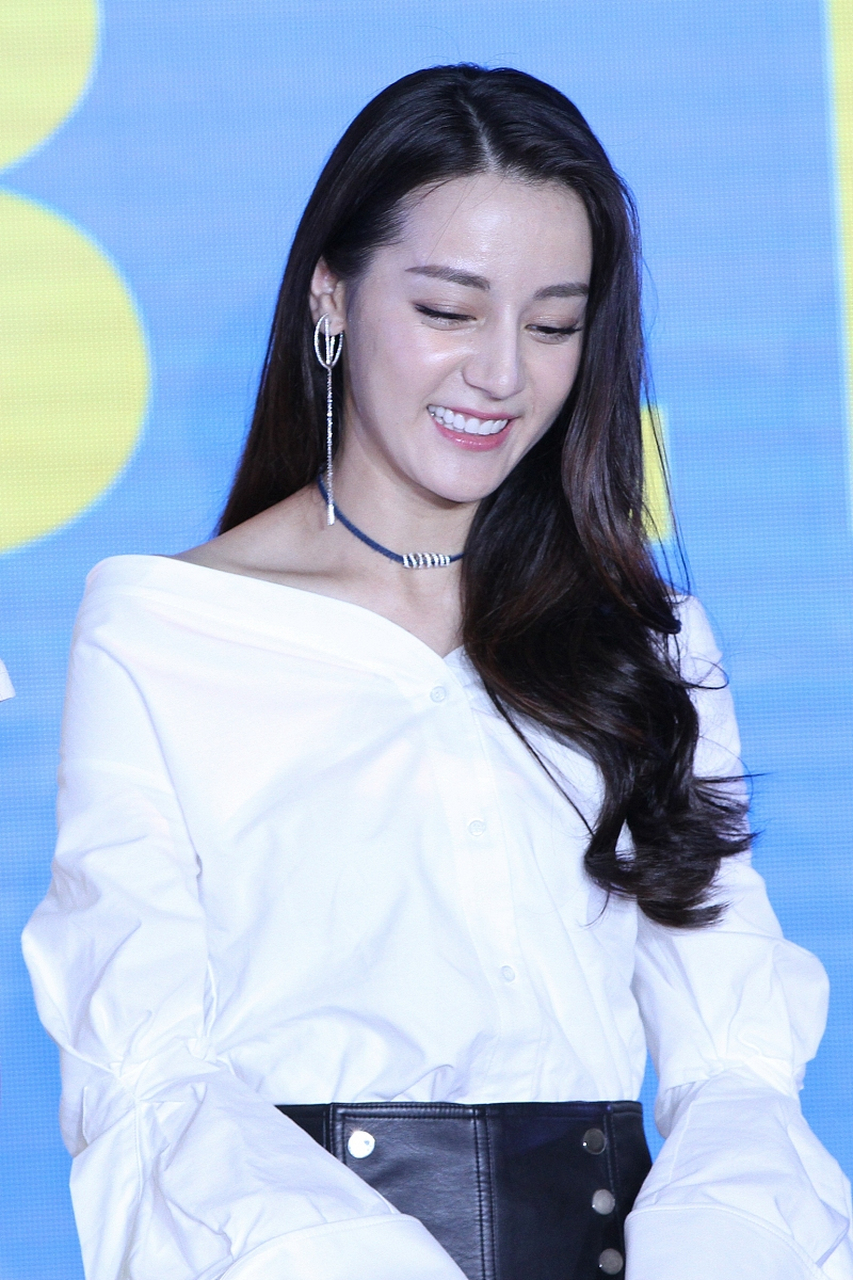 迪丽热巴一字马坐#   嘿,大家快看!